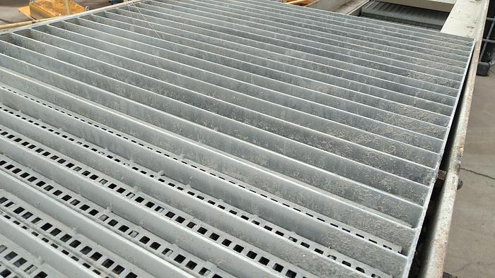 Usado Passarelas em estrutura de ferro e grelhas de aço galvanizado