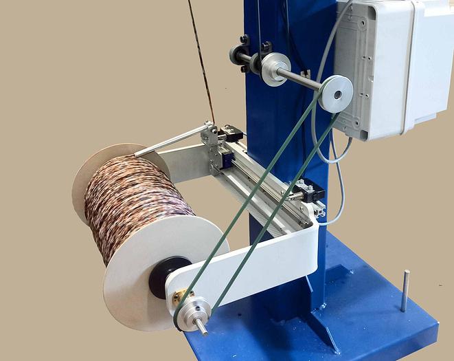 Arrotolatore per bobine flangiate