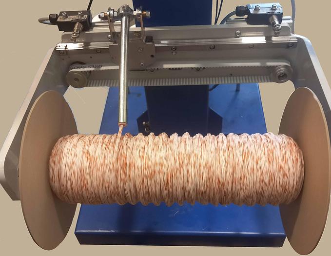 Arrotolatore per bobine flangiate