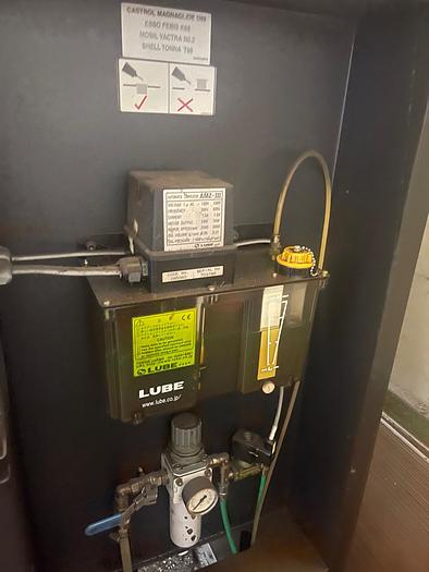 Utilisé 2004 MAZAK VTC 200 B