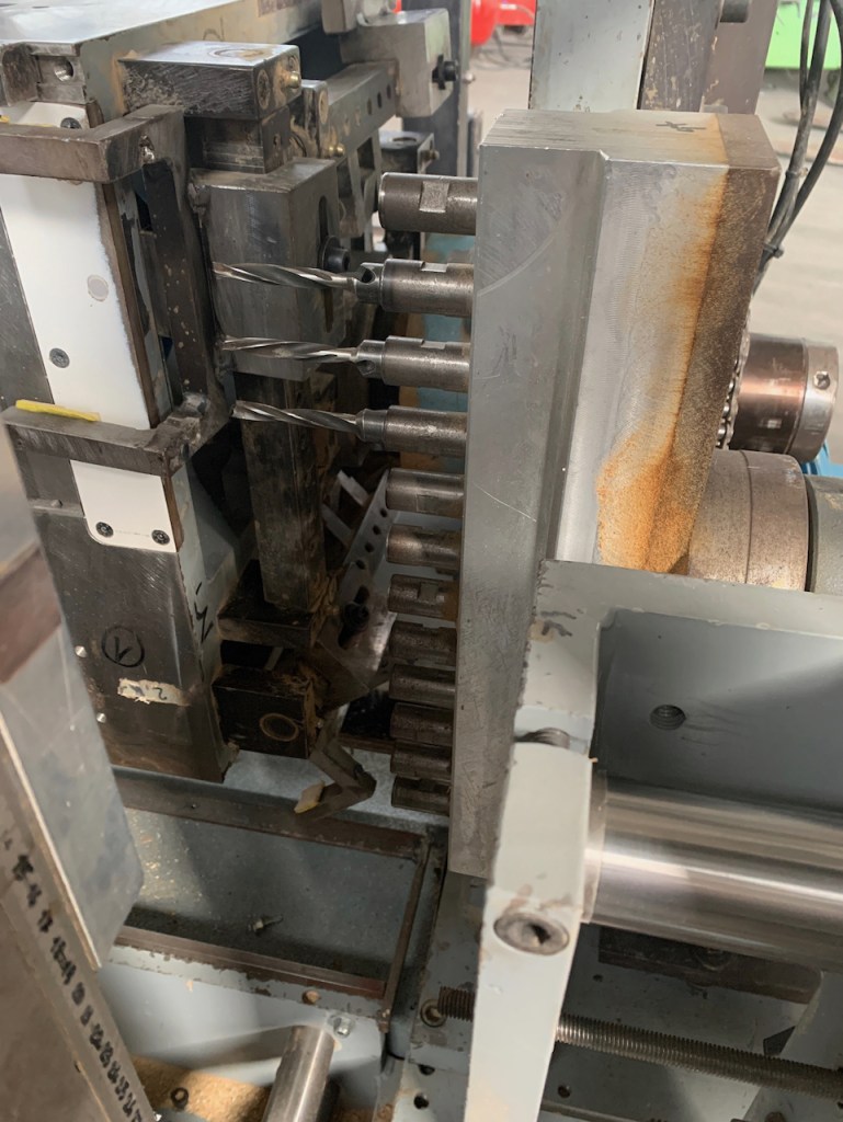 Ricondizionato Mortasatrice automatica Comec, con caricatore, per elementi di lettini per bambini