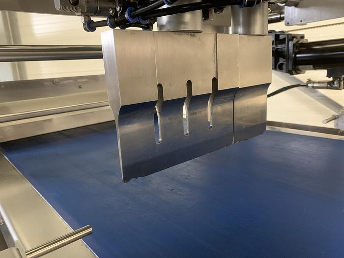 Very good used BAKON CAKE CUTTER