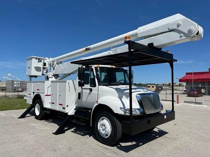 Used ALTEC AA755L 60FT MATERIAL HNDLER 2 MAN BUCKET ON 2006 INTERNATIONAL4300 BOOM TRUCK
