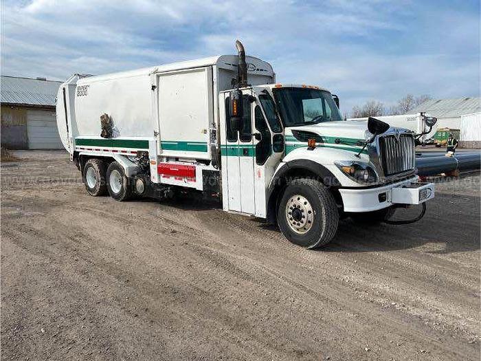 Used 2009 International 7400 - Garbage truck labrie garbage compactor