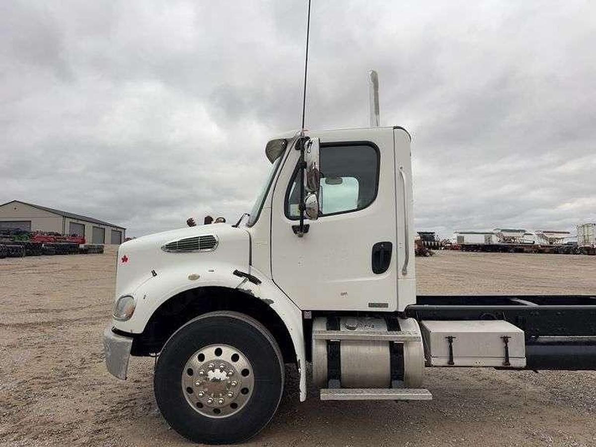 Used 2008 FREIGHTLINER M2 112 DAY CAB & CHASSIS