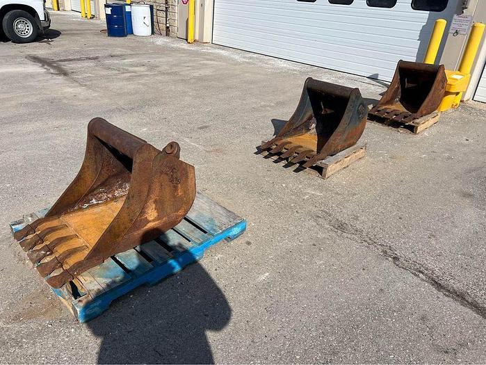 Used 2014 24 INCH CASE BACKHOE BUCKET model hd1 tooth 23 hxf