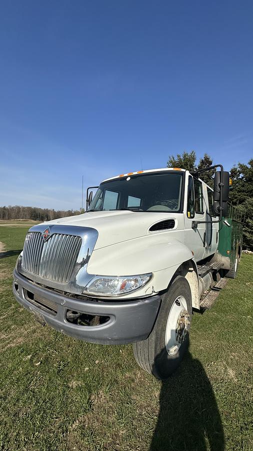 Used International DuraStar 4300 service truck w/crane