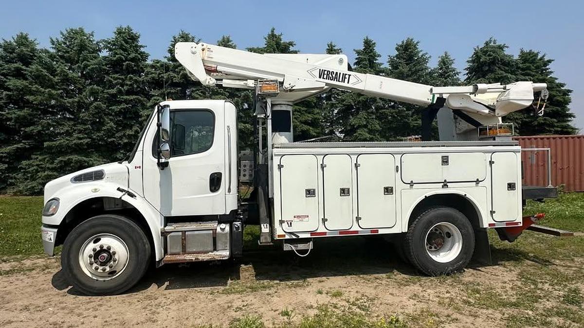 Used 2014 FREIGHTLINER M2 106 MEDIUM DUTY bucket truck