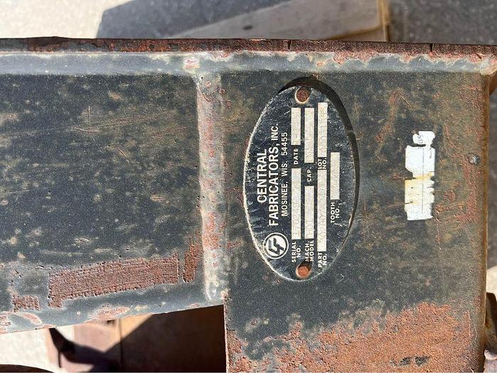 Used 2014 24 INCH CASE BACKHOE BUCKET model hd1 tooth 23 hxf