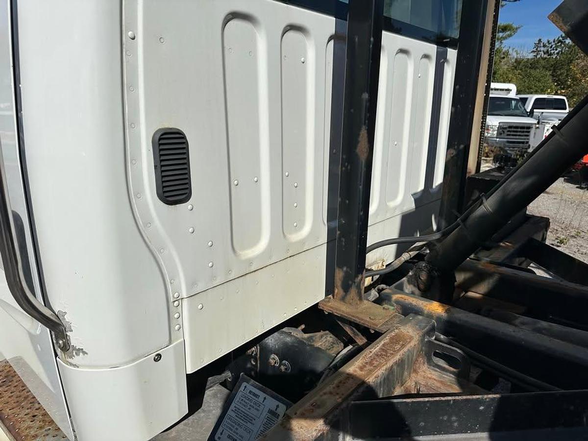 Used 2015 FREIGHTLINER M2 106 106 medium duty hook lift