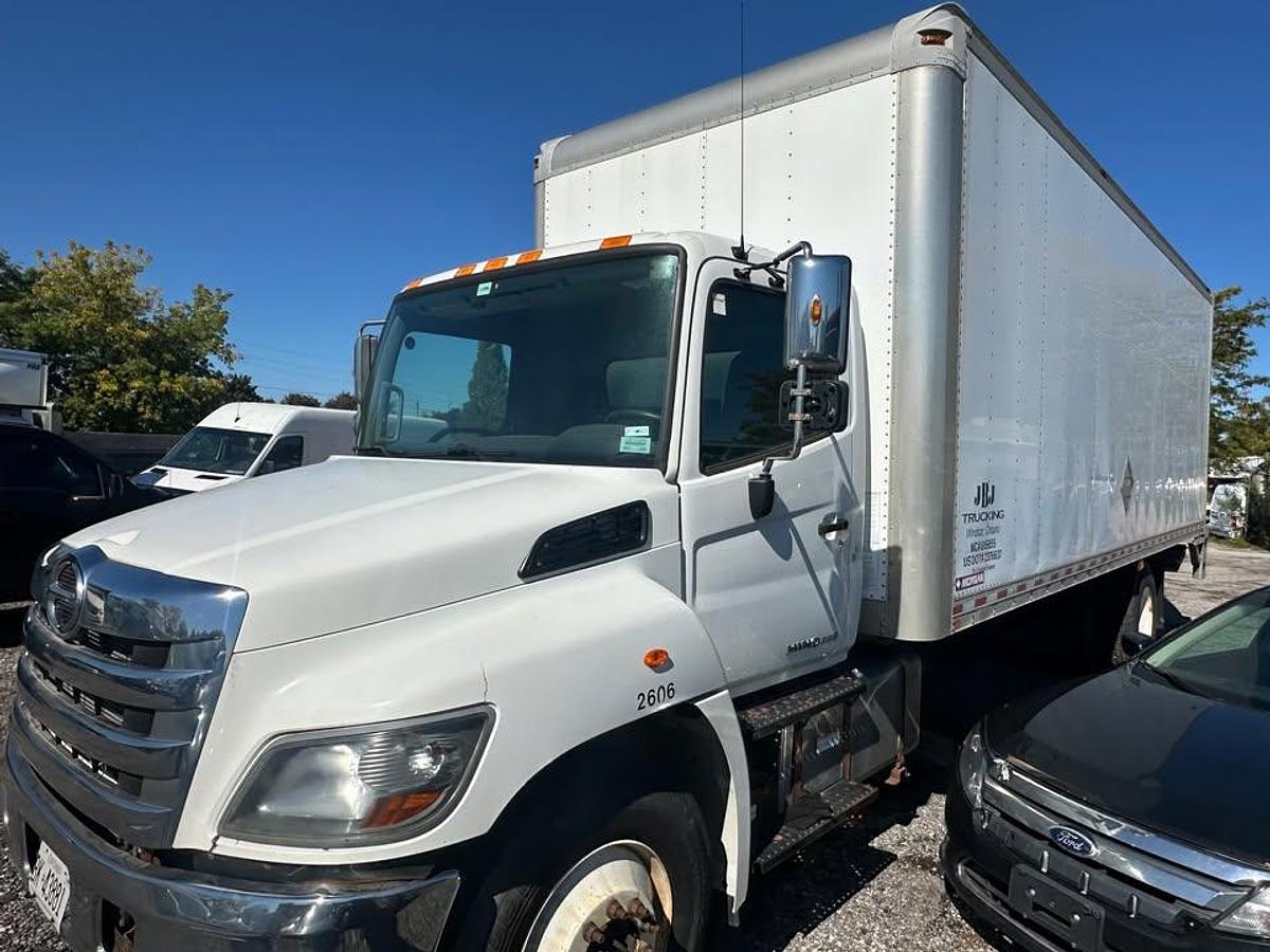 Used 2018 Hino 338 26ft box hydraulic tailgate