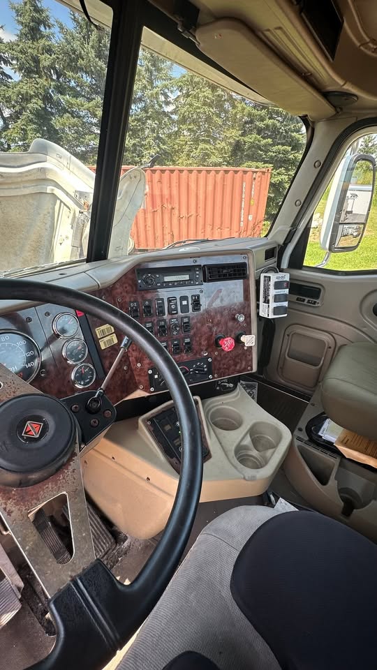 Used International 9200i SBA 4x2 cab and chassis