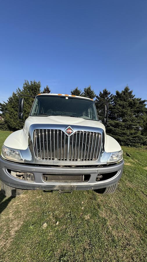 Used International DuraStar 4300 service truck w/crane