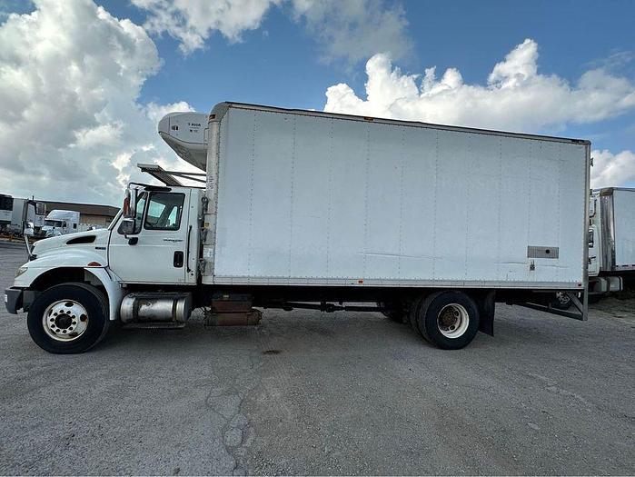 Used 2013 IHC 4400 Series 21’ Reefer thermoking auto, air brakes