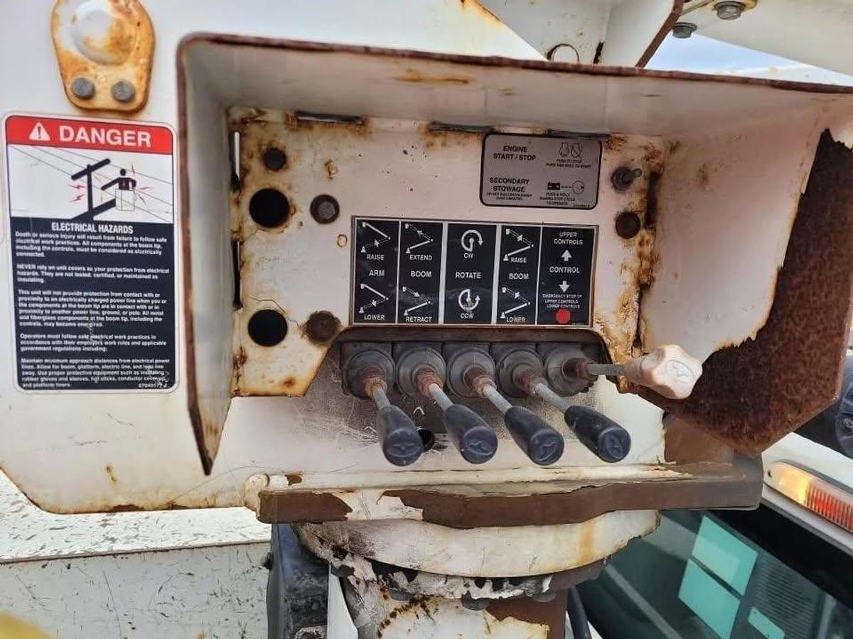 Used 2014 Ford F550 XL SD S/A bucket truck