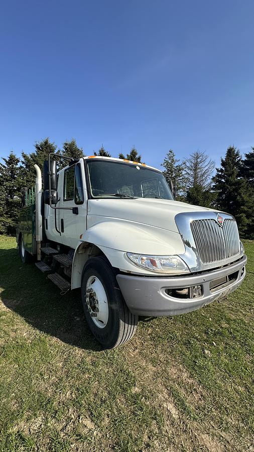 Used International DuraStar 4300 service truck w/crane