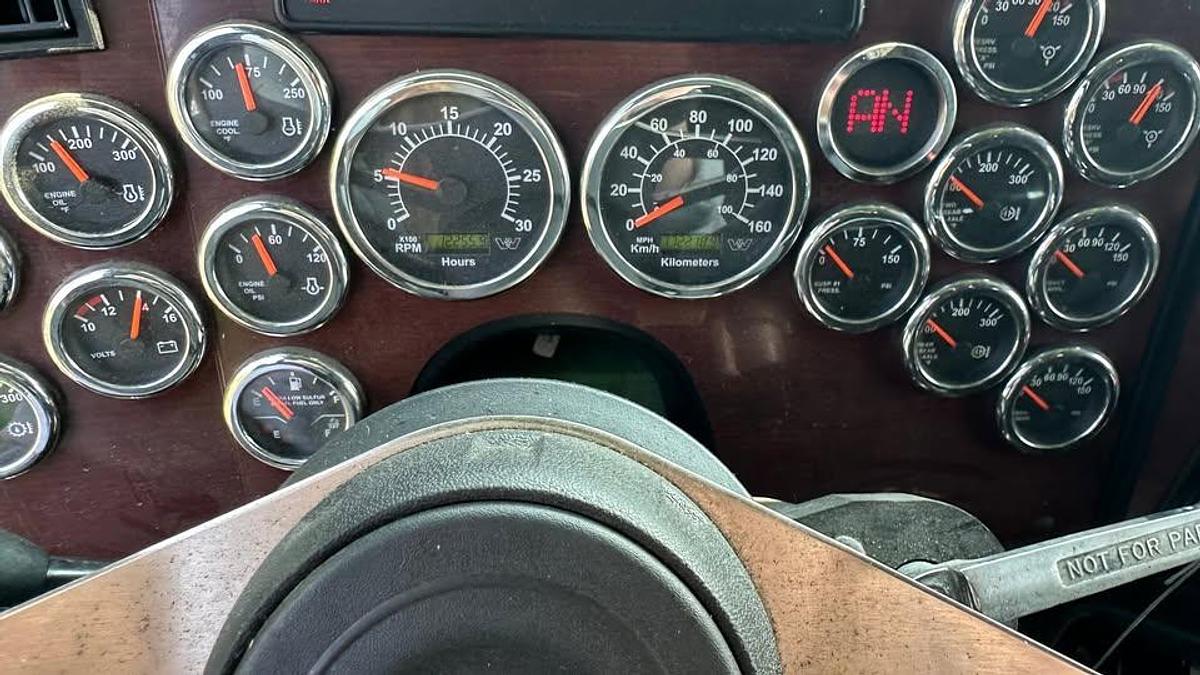 Used 2021 Western Star 4900 T/A Sleeper heavy fronts. automatic trans