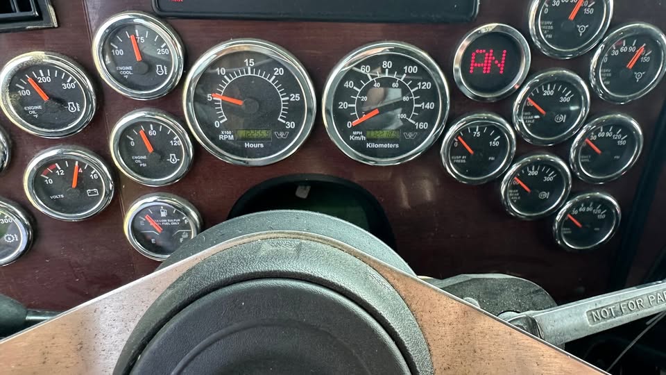 Used 2021 Western Star 4900 T/A Sleeper heavy fronts. automatic trans