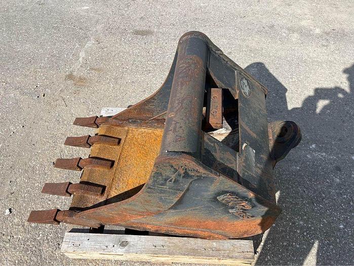 Used 2014 24 INCH CASE BACKHOE BUCKET model hd1 tooth 23 hxf