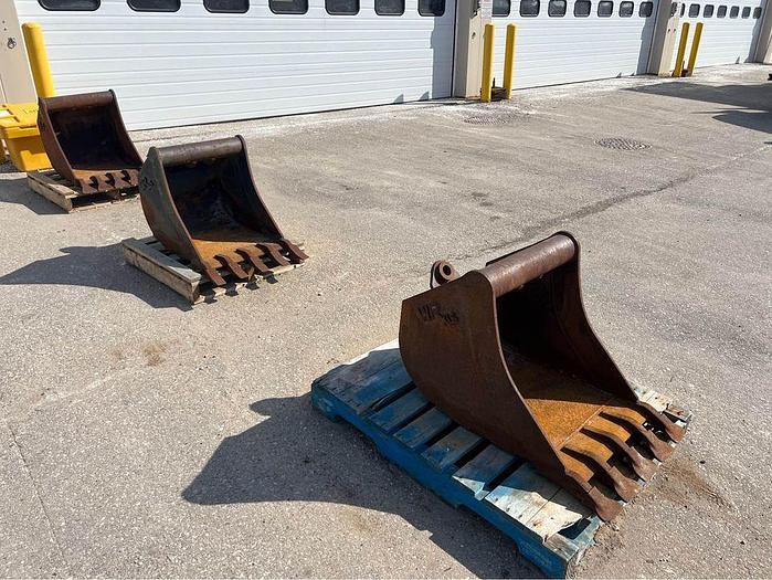 Used 2014 24 INCH CASE BACKHOE BUCKET model hd1 tooth 23 hxf