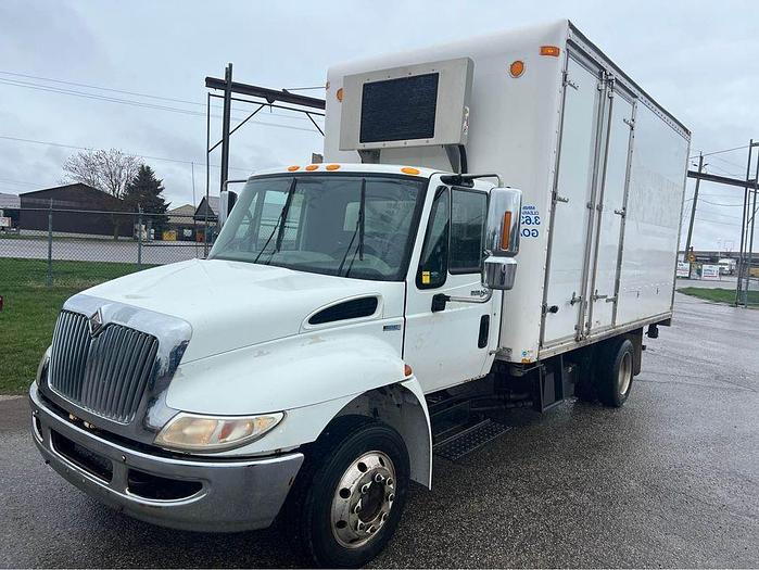 Used 2010 International 4300 Series 16 foot, hydraulic brakes, auto,