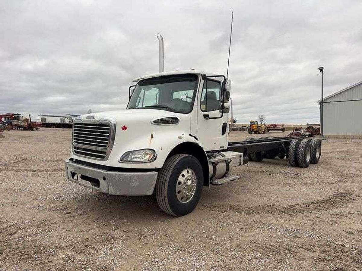 Used 2008 FREIGHTLINER M2 112 DAY CAB & CHASSIS