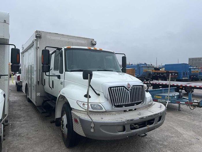Used 2004 INTERNATIONAL 4400 CREW CAB service body, camper