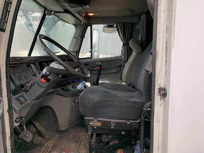 Used 2005 FREIGHTLINER COLUMBIA 8 CAR carrier working daily $39,995