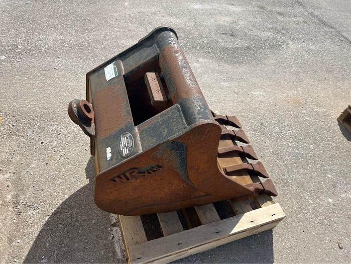 Used 2014 24 INCH CASE BACKHOE BUCKET model hd1 tooth 23 hxf