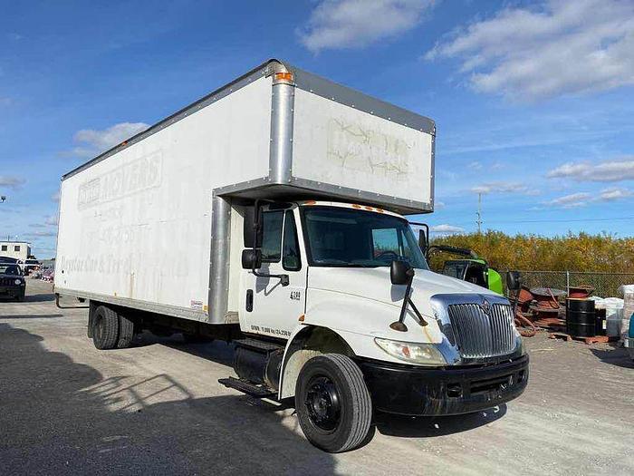 Used 2005 INTERNATIONAL 4200 LP low kms moving box truck w ramp hitch