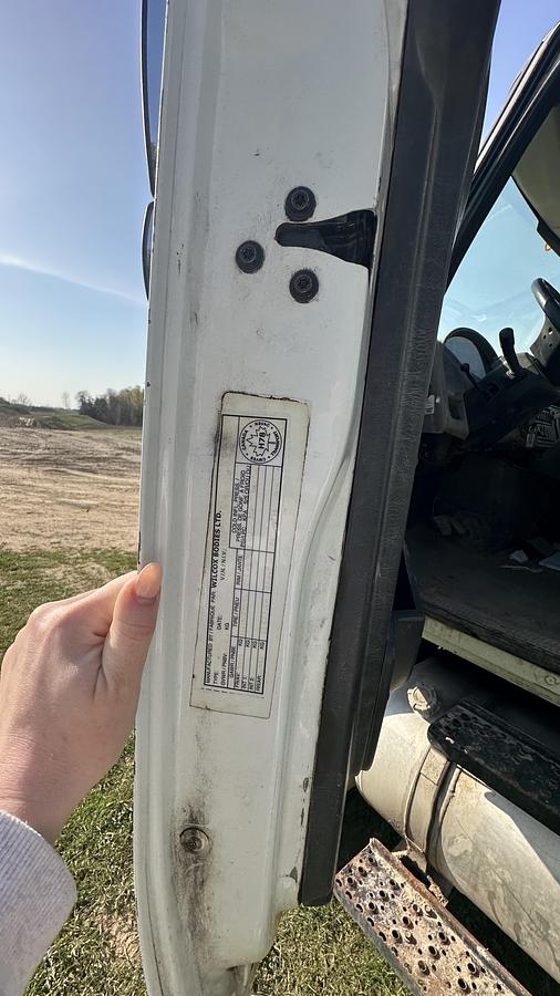 Used International DuraStar 4300 service truck w/crane