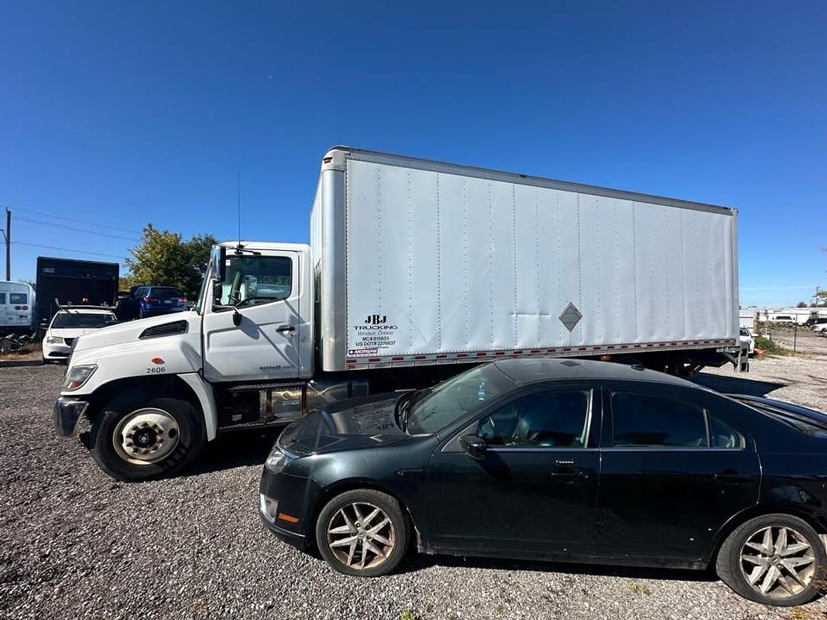 Used 2018 Hino 338 26ft box hydraulic tailgate