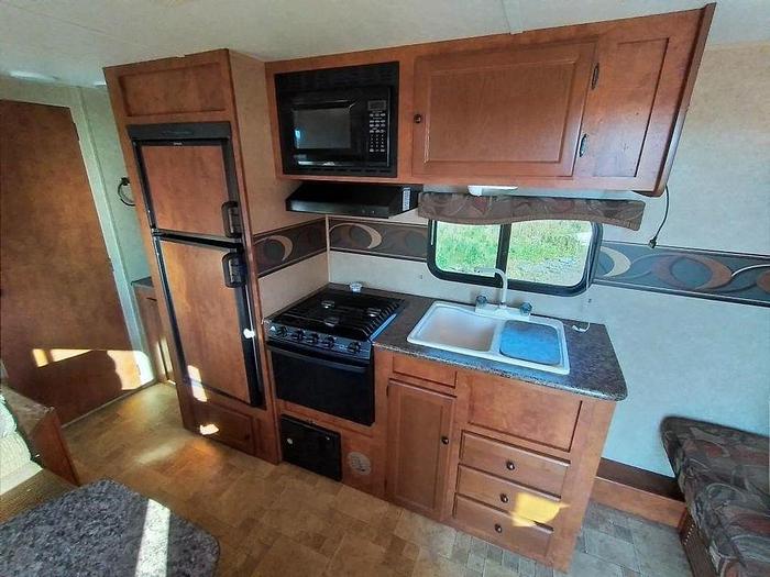 Used 2012 WEEKENDER 25' REAR BUNKS TRAVEL TRAILER $15,995.