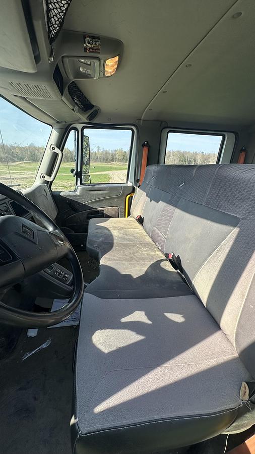 Used International DuraStar 4300 service truck w/crane