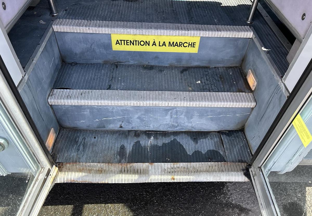 Used 2011 Ford E-450 4x2 18-seat bus