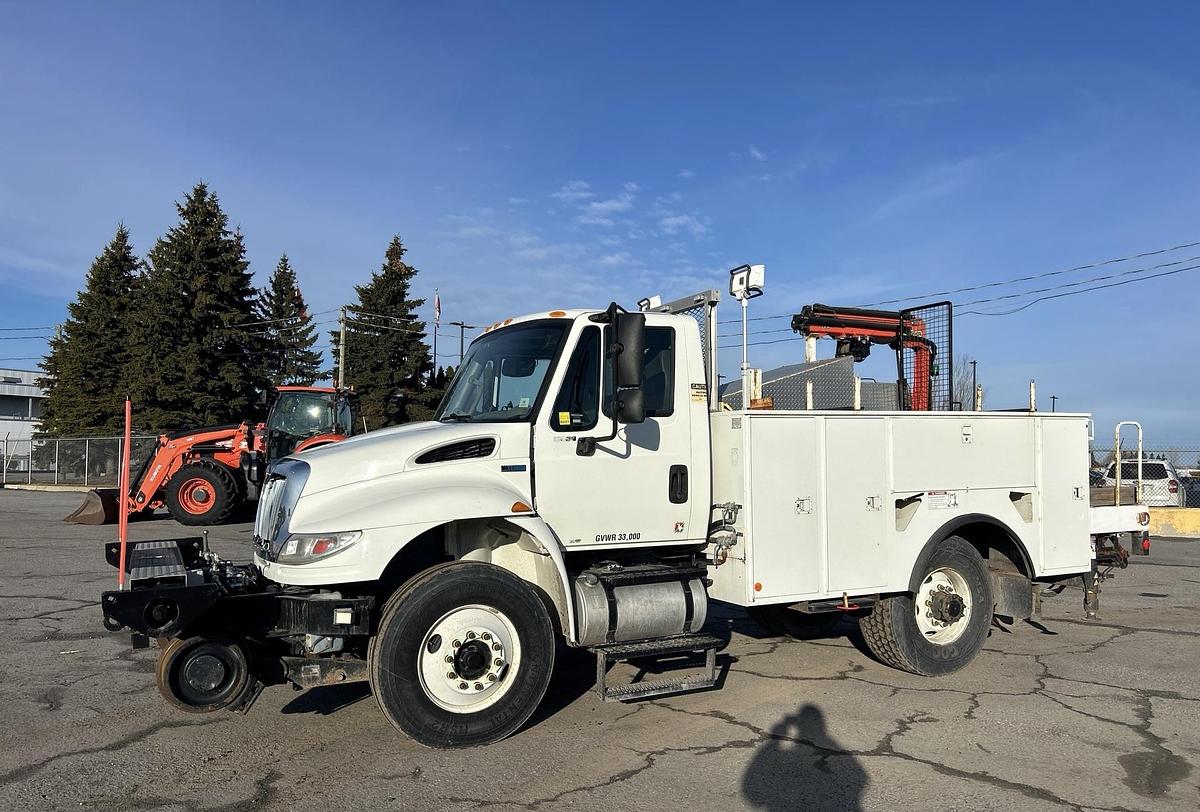 Used 2015 International 4300SBA 4x2 hi-rail service truck