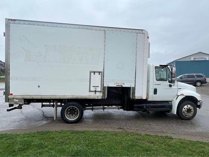 Used 2010 International 4300 Series 16 foot, hydraulic brakes, auto,