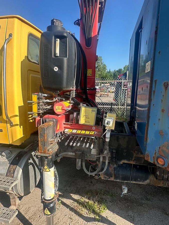 Used 2006 STERLING 7500 crane dump truck
