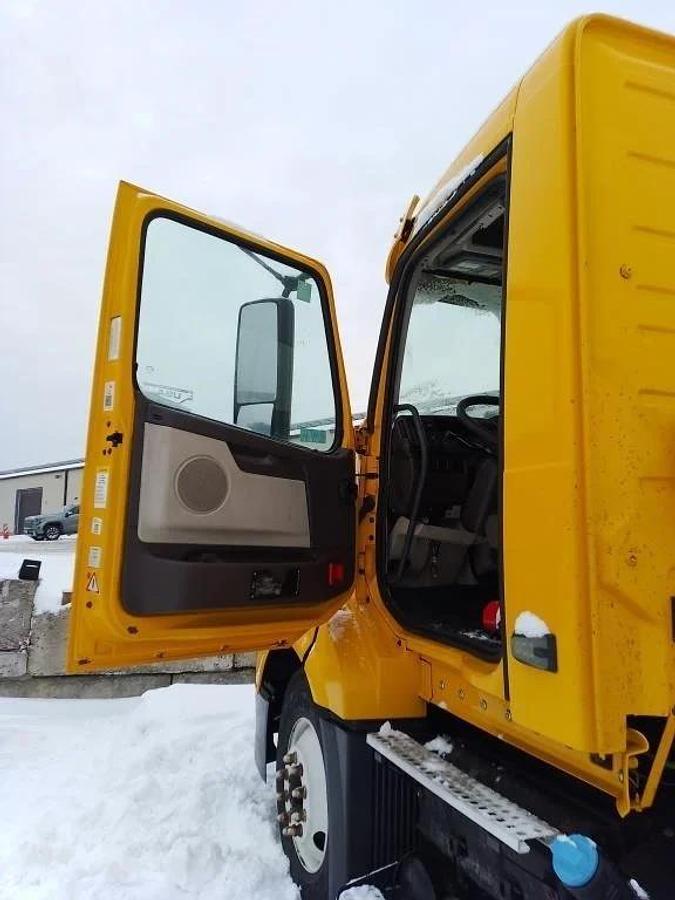 Used 2016 Volvo T/A Highway Tractor