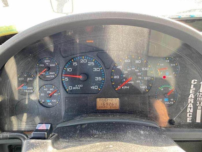 Used 2005 INTERNATIONAL 4200 LP low kms moving box truck w ramp hitch