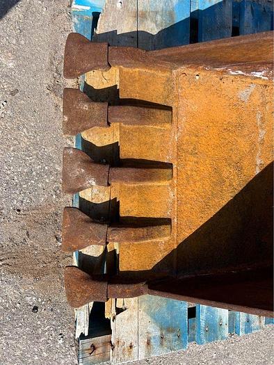 Used 2014 24 INCH CASE BACKHOE BUCKET model hd1 tooth 23 hxf