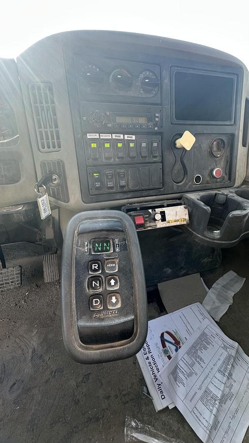 Used International DuraStar 4300 service truck w/crane