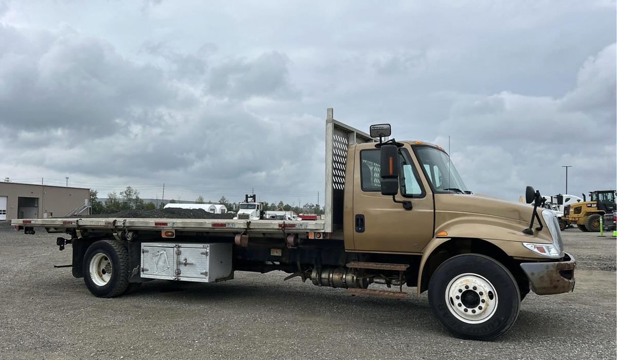 Used 2019 International DuraStar 4300 4x2 flatbed dump truck