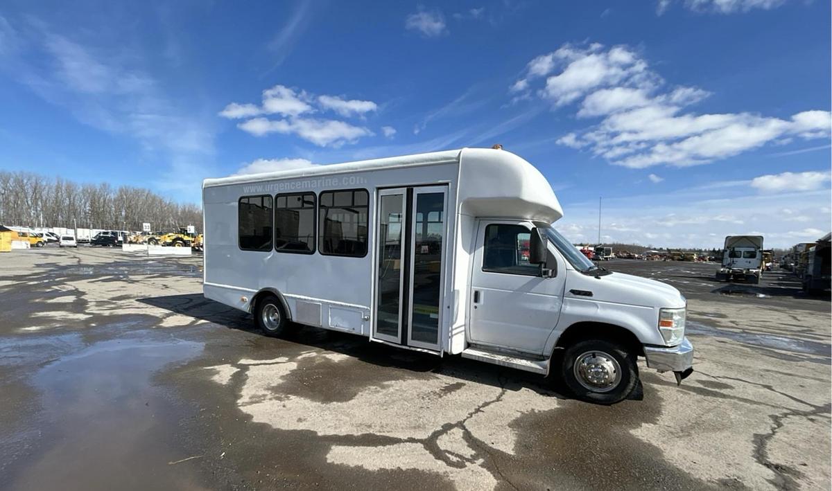 Used 2011 Ford E-450 4x2 18-seat bus