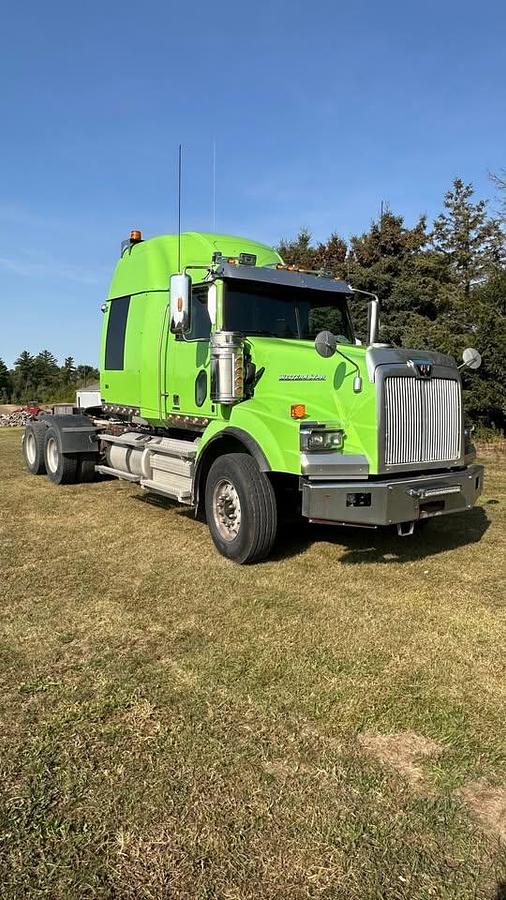 Used 2021 Western Star 4900 T/A Sleeper heavy fronts. automatic trans