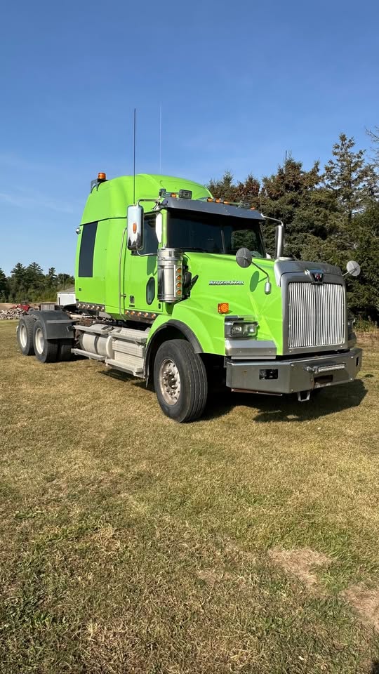 Used 2021 Western Star 4900 T/A Sleeper heavy fronts. automatic trans