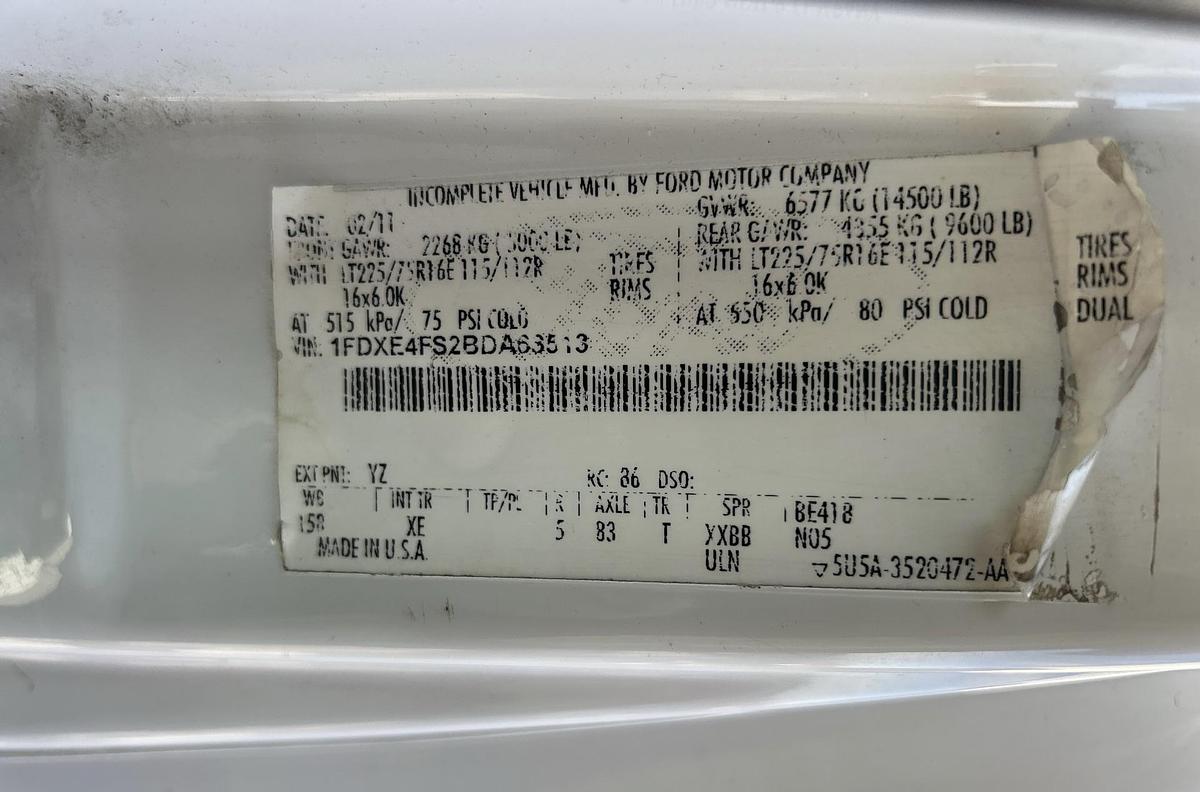 Used 2011 Ford E-450 4x2 18-seat bus