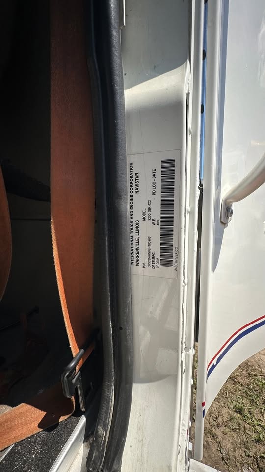 Used International 9200i SBA 4x2 cab and chassis