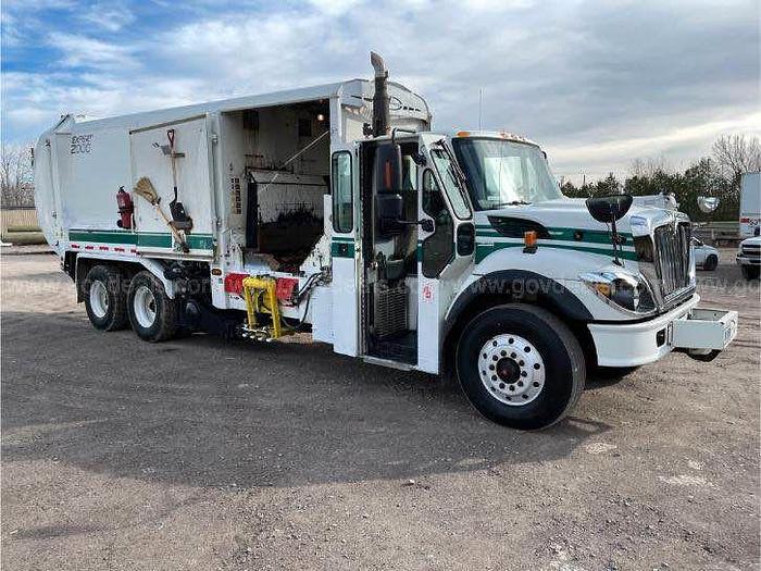 Used 2009 International 7400 - Garbage truck labrie garbage compactor