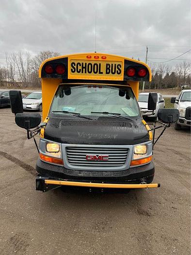 Used 2011 GMC 4500 SINGLE WHEEL MINI BUS v8 gas 218,000 kms